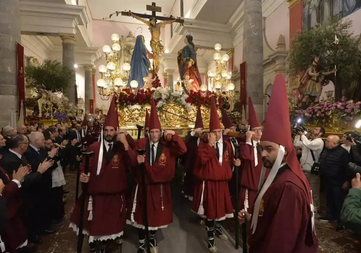 ¿Cómo ‘encajar’ al Cristo del Perdón en el desfile ‘colorao’?