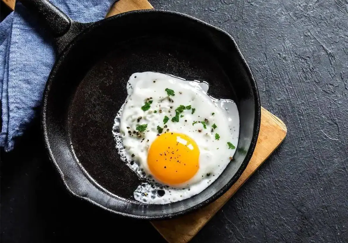 El truco casero para evitar que la comida se pegue en la sartén al cocinar