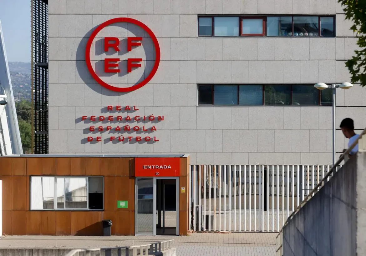 La Guardia Civil registra la FEF y la casa de Rubiales en una operación contra la corrupción y el blanqueo