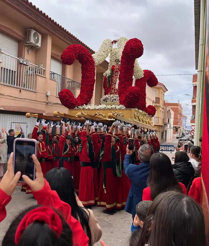 Imagen secundaria 2 - 1. Portadores posan con la talla de María Magdalena. 2. Sacan breves instantes en procesión a la Santa Mujer Veróonica. 