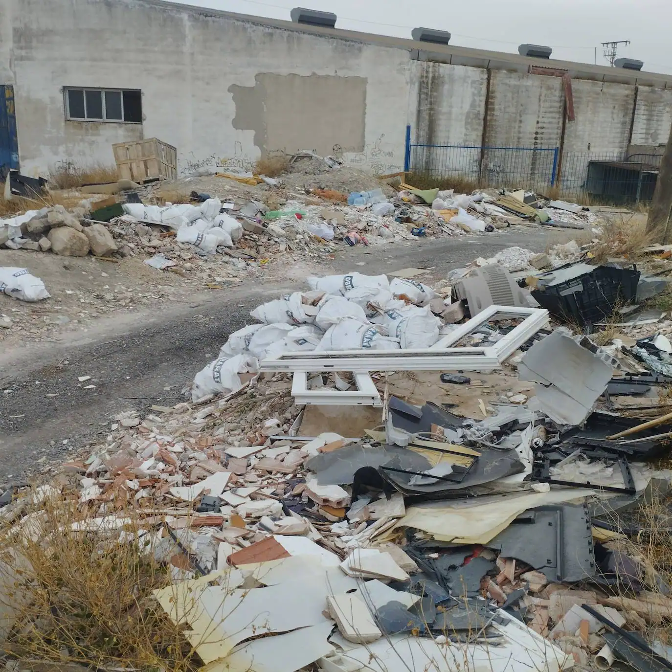 Imagen secundaria 2 - Un vertedero incontroladocamino situado cerca del polígono industrial El Tapiado
