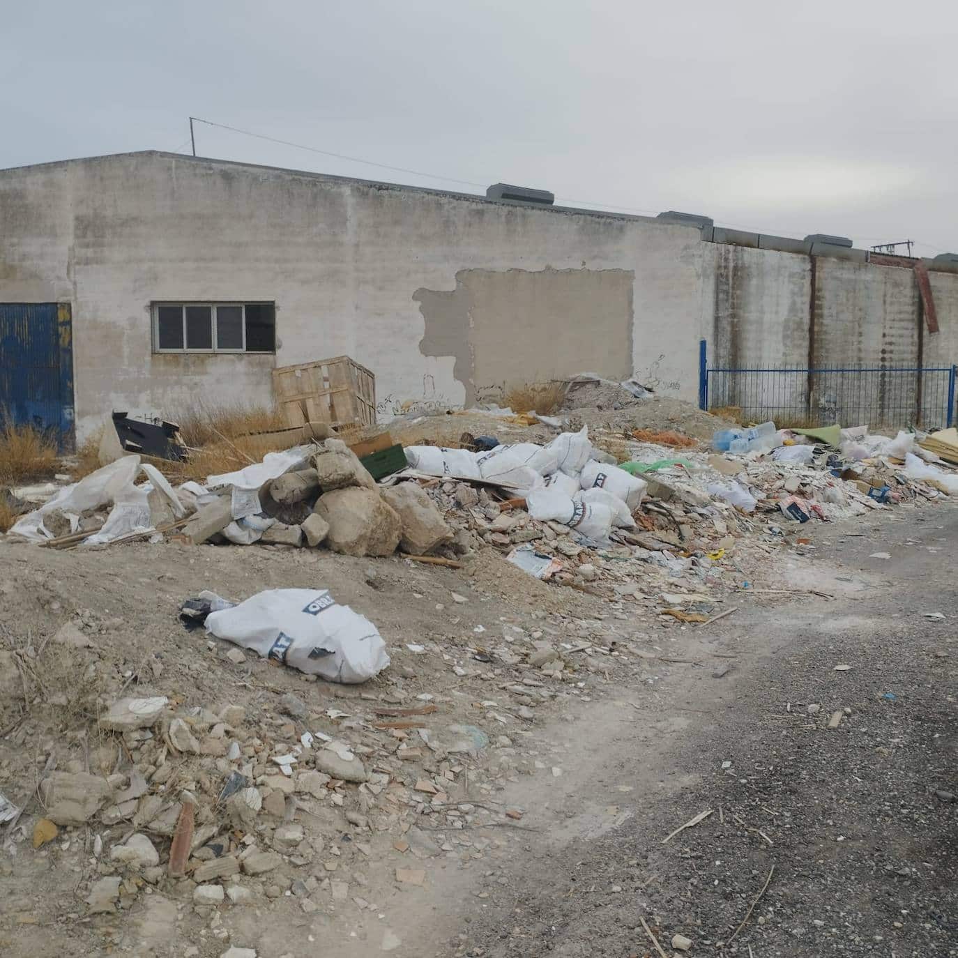 Imagen secundaria 1 - Un vertedero incontroladocamino situado cerca del polígono industrial El Tapiado