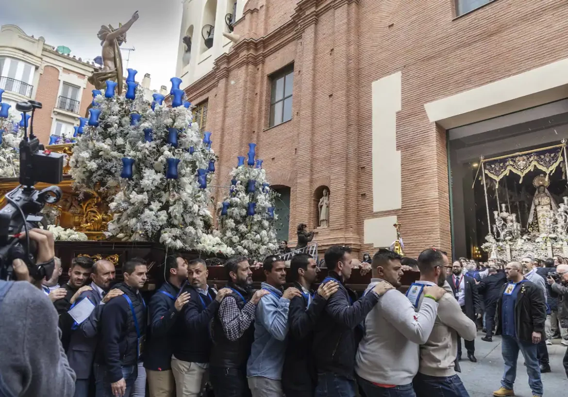 Santa María se queda pequeña para arropar a los Resucitados en Cartagena