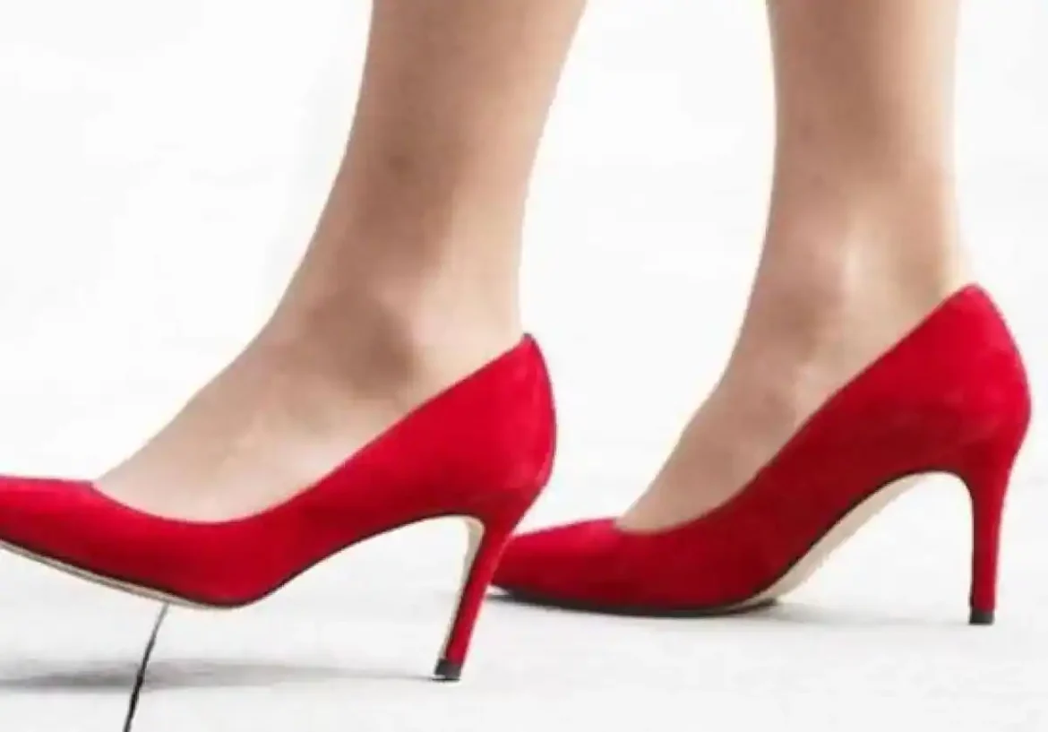 Un farmecéutico explica la razón por la que deberías quitarte los zapatos al llegar a casa