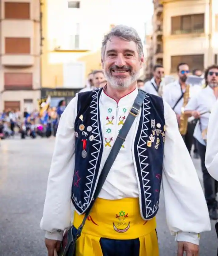 Imagen secundaria 2 - A la izquierda, el presidente de los Moros y Cristianos, Manuel Ortuño, y la concejal de Festividades, Rocío Ortuño, durante el pasado desfile del Medio Año Festero vestidos con el atuendo de los Moros Escorpiones. A la derecha, el alcalde, Pepe Vegara, durante la pasada ofrenda de flores vistiendo el traje de los Moros Realistas.