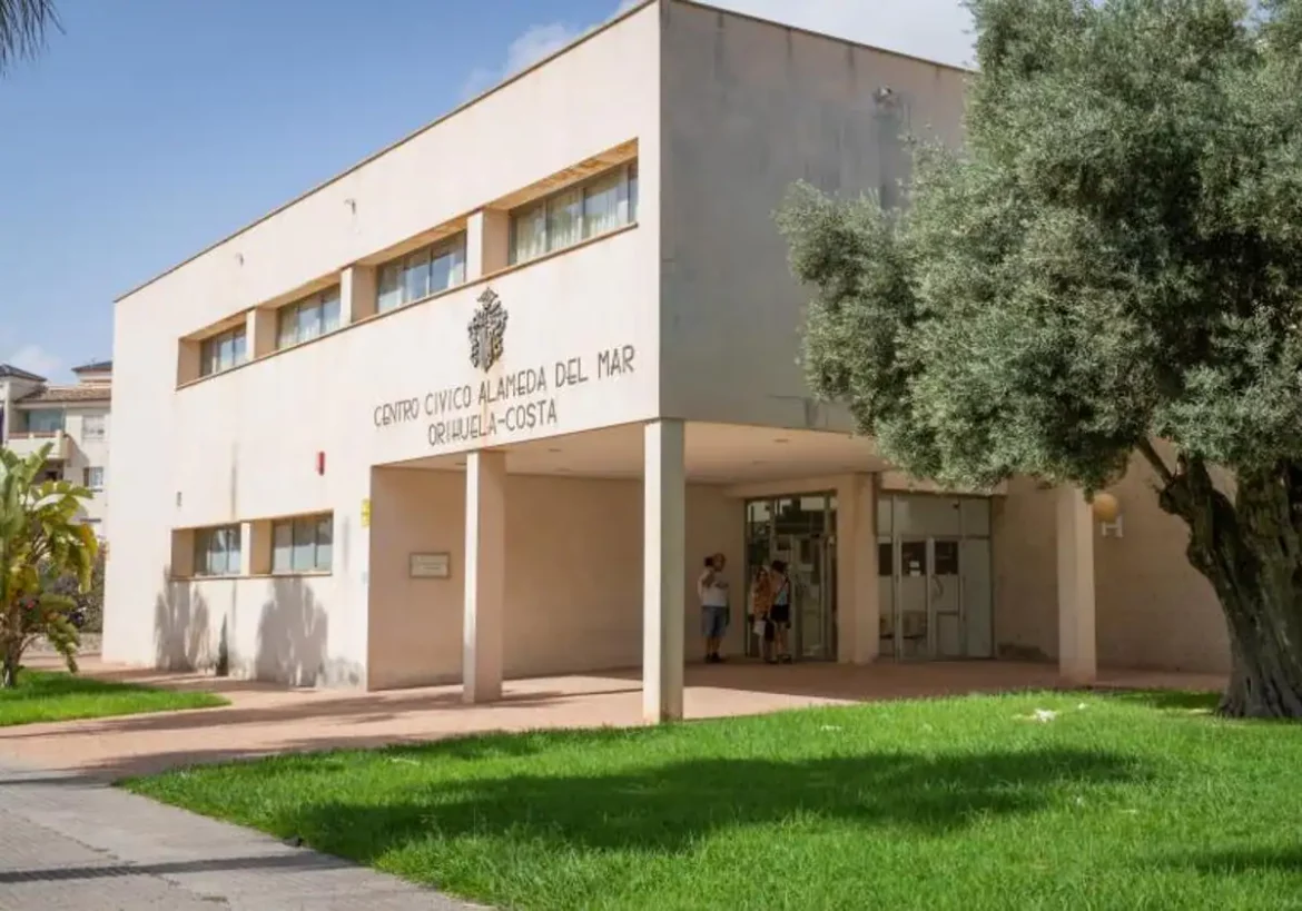 Sacan a licitar por segunda vez la cafetería del centro cívico de Orihuela Costa