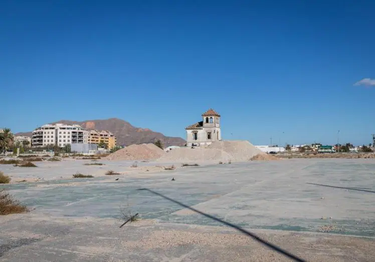 Vista de los terrenos junto a la losa del AVE sobre los que se proyecta construir un nuevo centro comercial y que albergaron una antigua fábrica de muebles