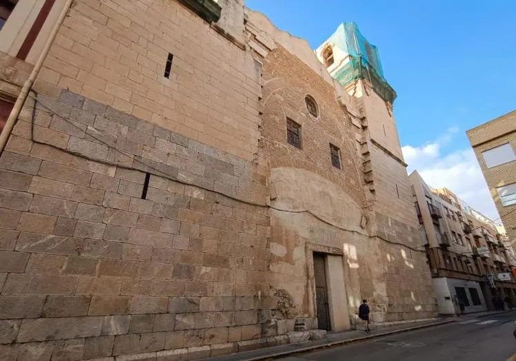 El campanario de la iglesia de San Agustín tuvo que ser cubierto con una lona tras una serie de desprendimientos.