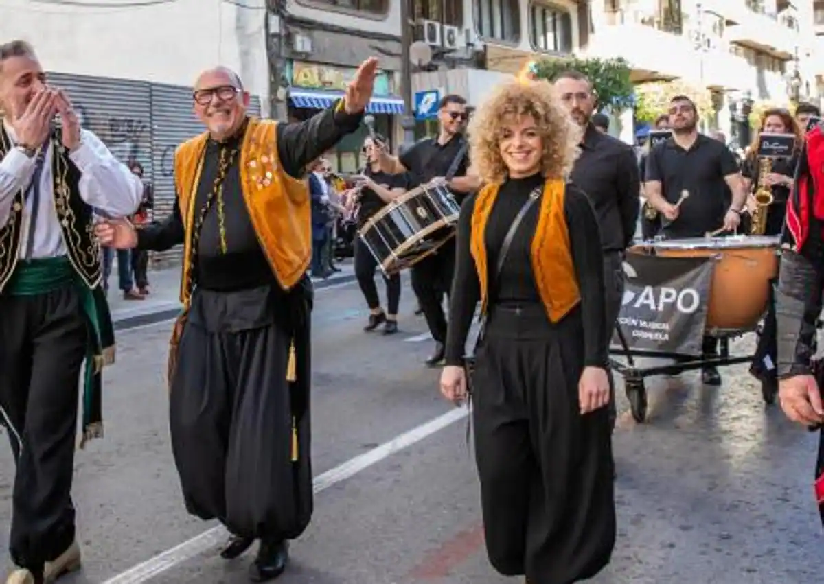 Imagen secundaria 1 - A la izquierda, el presidente de los Moros y Cristianos, Manuel Ortuño, y la concejal de Festividades, Rocío Ortuño, durante el pasado desfile del Medio Año Festero vestidos con el atuendo de los Moros Escorpiones. A la derecha, el alcalde, Pepe Vegara, durante la pasada ofrenda de flores vistiendo el traje de los Moros Realistas.