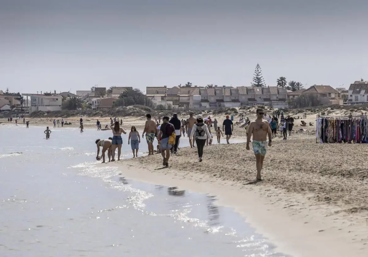 La Manga estrenará mejoras en limpieza y accesos a las playas