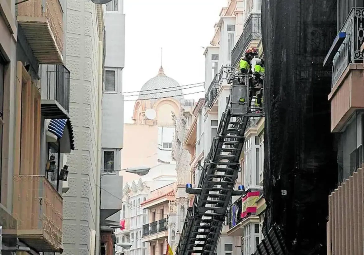 Evacúan por la ventana de su casa en Cartagena a un hombre tras sufrir una caída