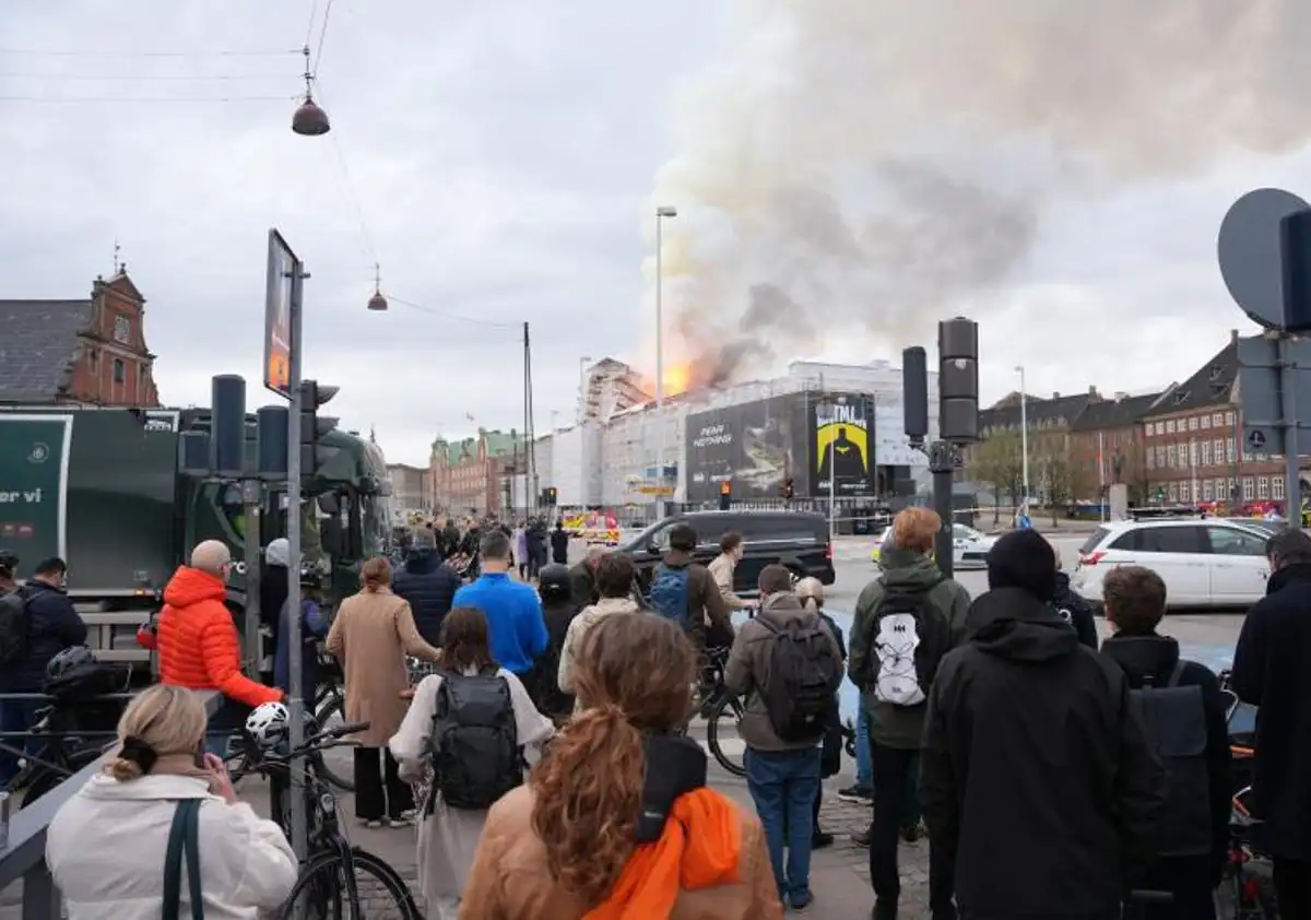 Imagen secundaria 1 - Un incendio arrasa el histórico edificio de la Bolsa de Copenhague