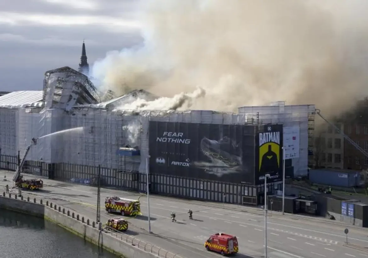 Un incendio arrasa el histórico edificio de la Bolsa de Copenhague