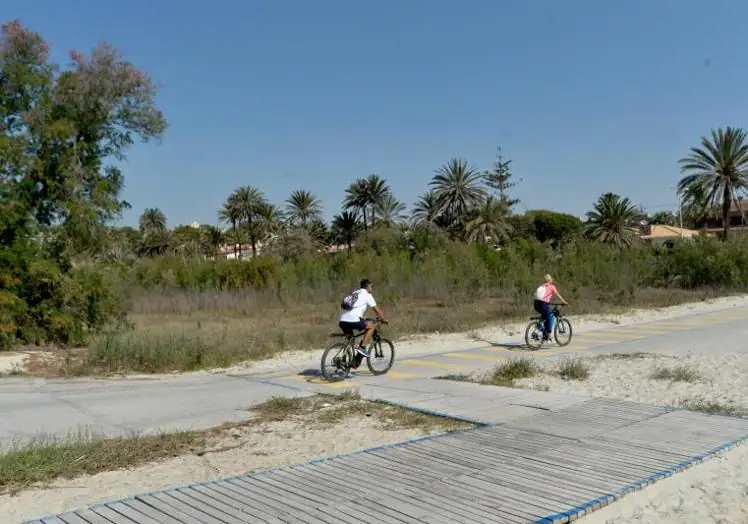 Los restos de asfalto quedaron enterrados bajo la arena y, en su lugar, se habilitó una pasarela de madera para el tránsito peatonal.