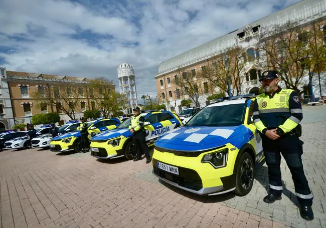 Varios agentes posan junto a los nuevos vehículos de la flota de la Policía Local de Murcia.
