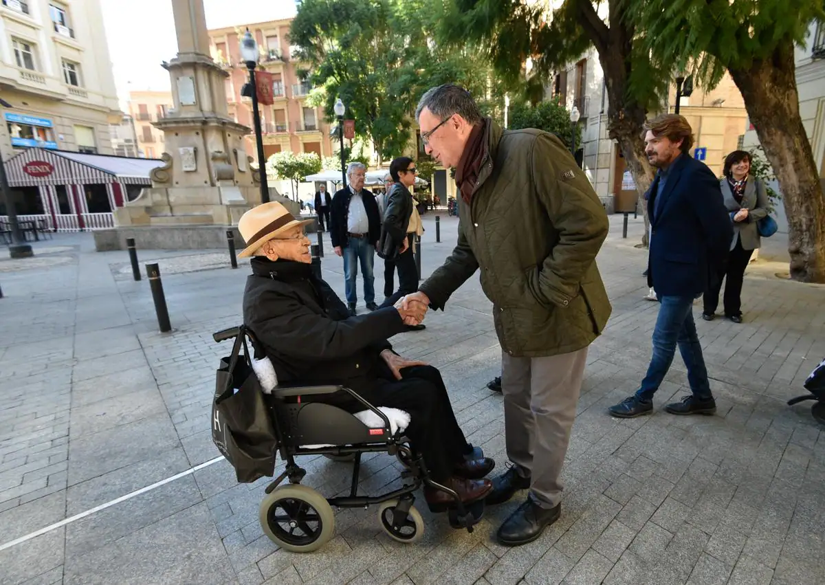 Imagen secundaria 1 - Raimundo entregó a Pedro Subijana, gran amigo, eI Premio Nacional al Mérito Gastronómico concedido por Región de Murcia Gastronómica 2019. En su última aparición pública con Ballesta en 2023 en la inauguración de la exposición de sus obras de Gaya en el Museo Ramón Gaya. Con su esposa el día que fue investido doctor 'honoris causa' en 2017.