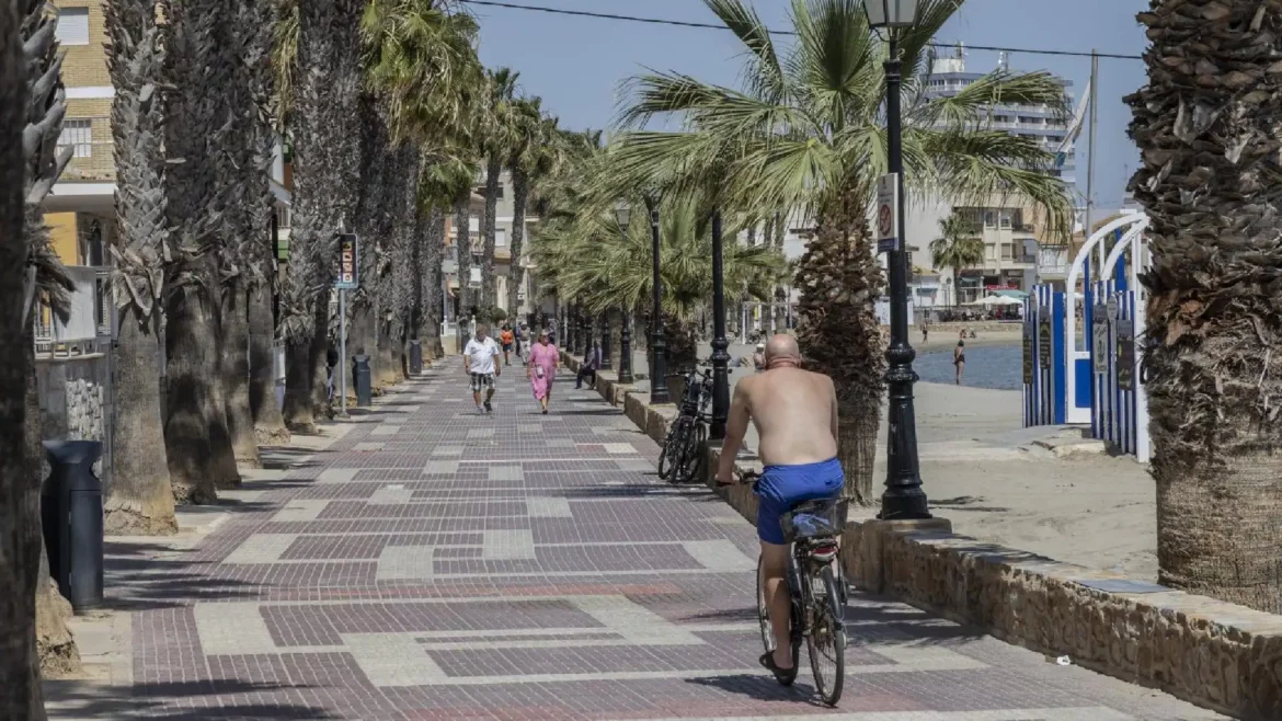 La remodelación del paseo marítimo de Los Alcázares incluye un carril bici de cinco kilómetros