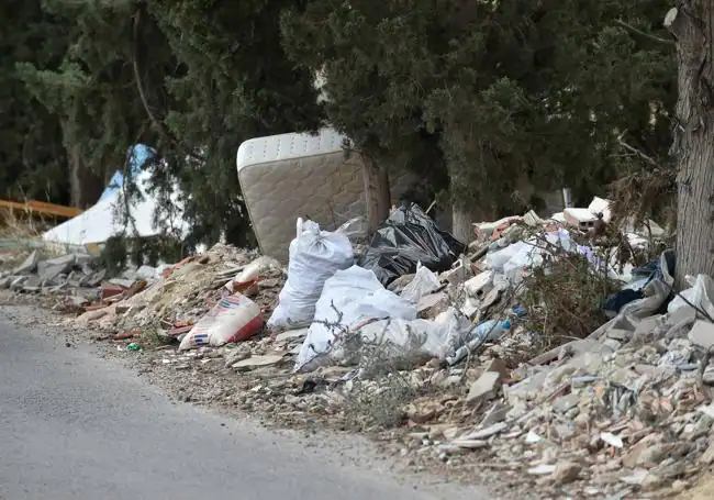 La basura y los escombros se acumulan en los alrededores de Joven Futura