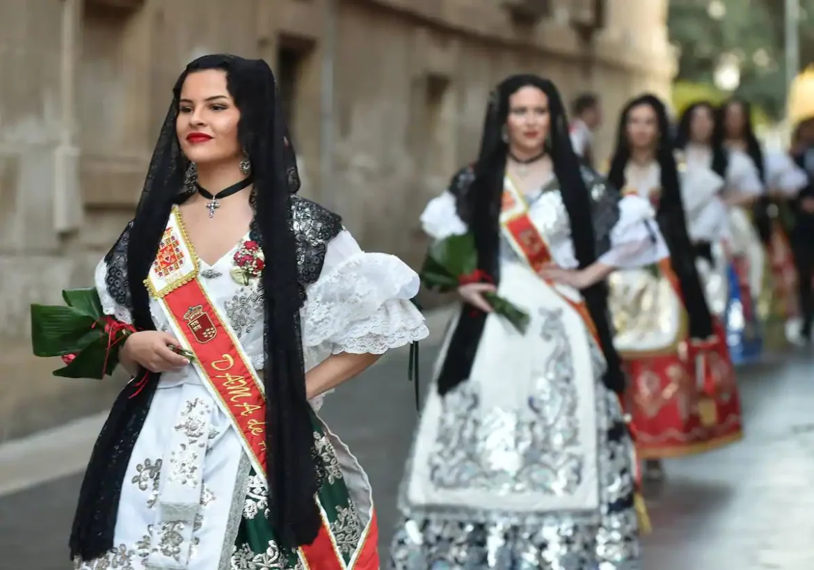 Flores a la Virgen de la Fuensanta en la víspera del día grande