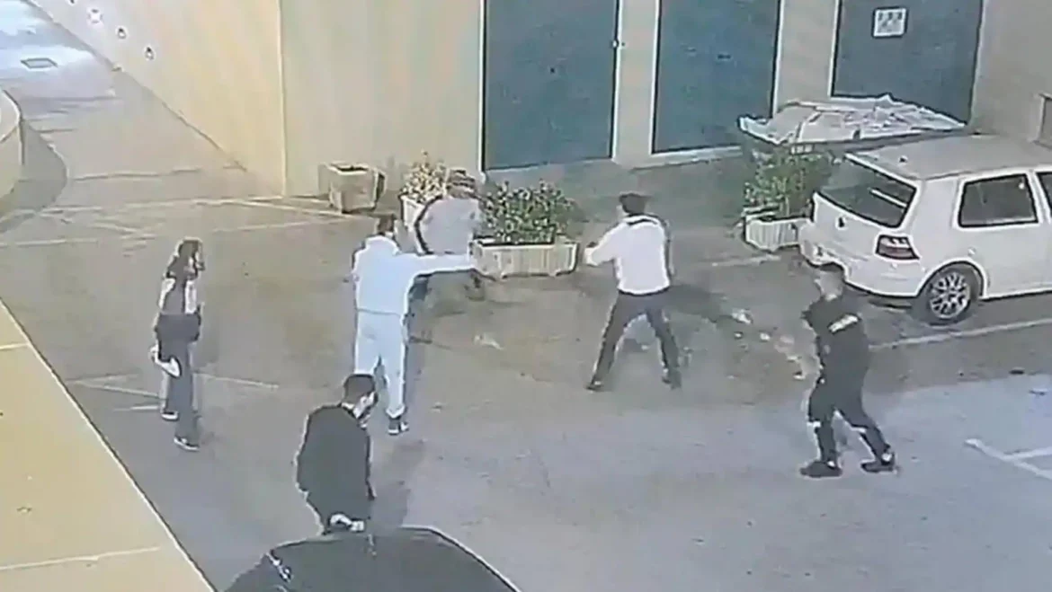 Un testigo del apuñalamiento a un joven en el hospital de Molina identifica a un tercer atacante