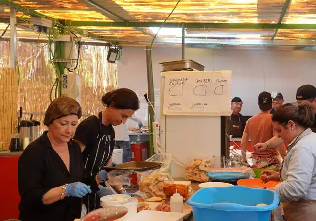 La cocina de la barraca Santa Eulalia mientras preparan la comida.