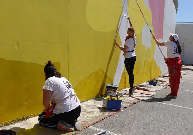 Las artistas tras el mural gigante del estadio del Real Murcia: «Ha sido un reto conseguido»