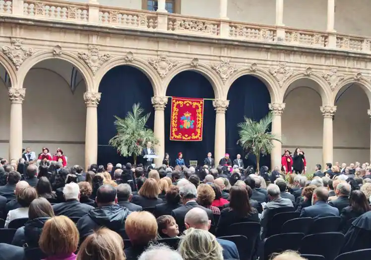 El claustro del Santo Domingo lució lleno para escuchar las palabras del Caballero Cubierto.