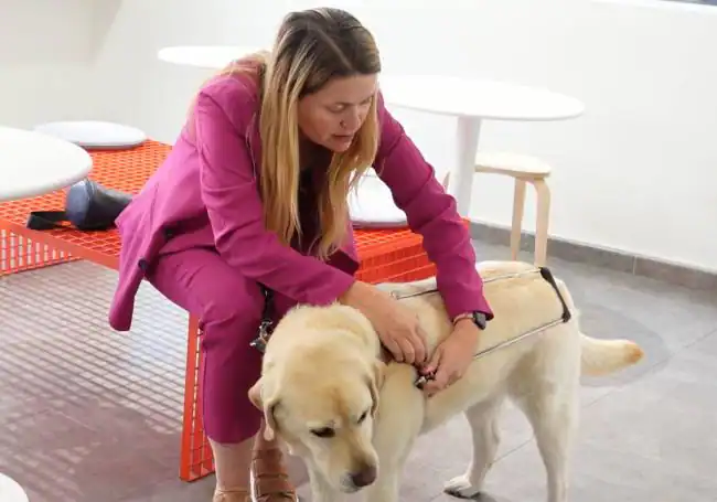 ‘Laly’, la perra que guía el camino de la periodista murciana Paula Pasqual