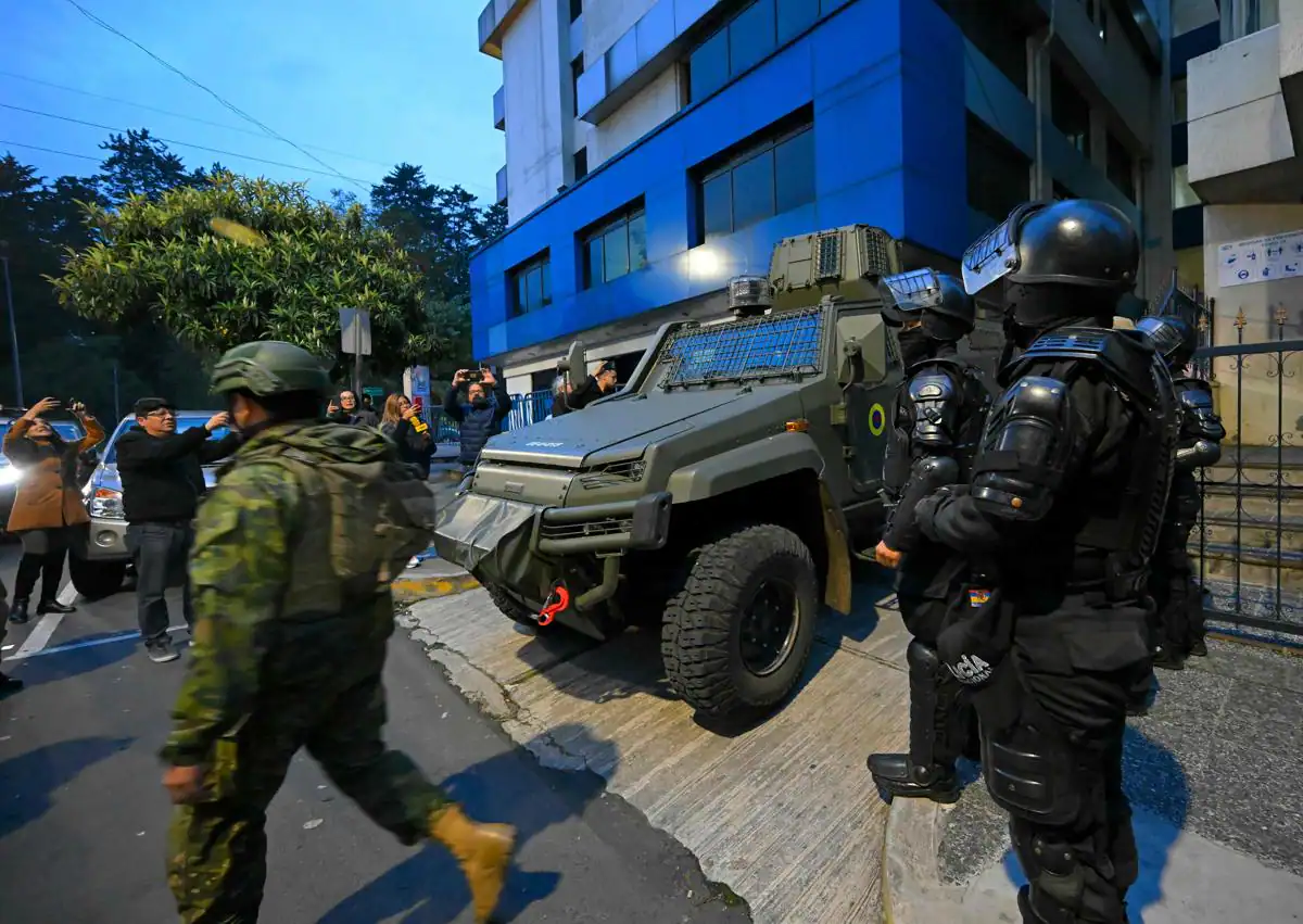 Imagen secundaria 1 - Diferentes momentos de la operación de Ecuador en la Embajada de México.