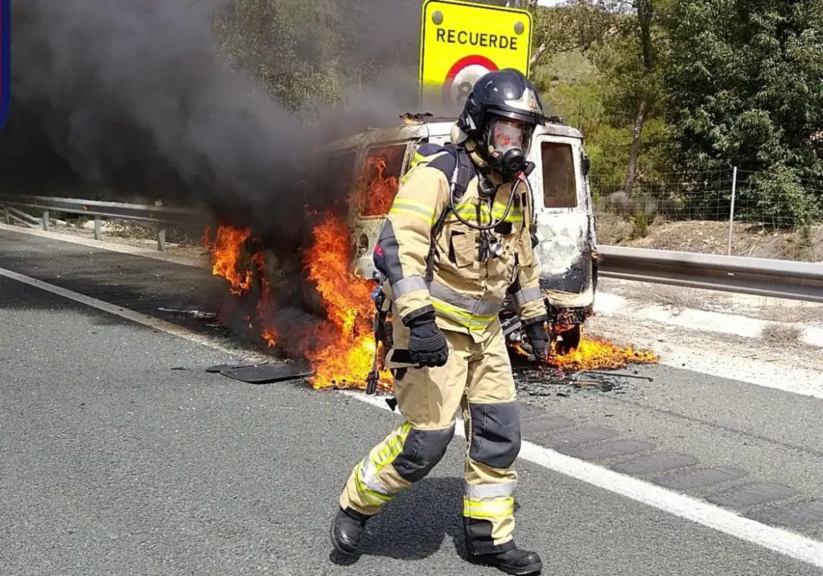 Retenciones en el Puerto de la Cadena por el incendio de una furgoneta