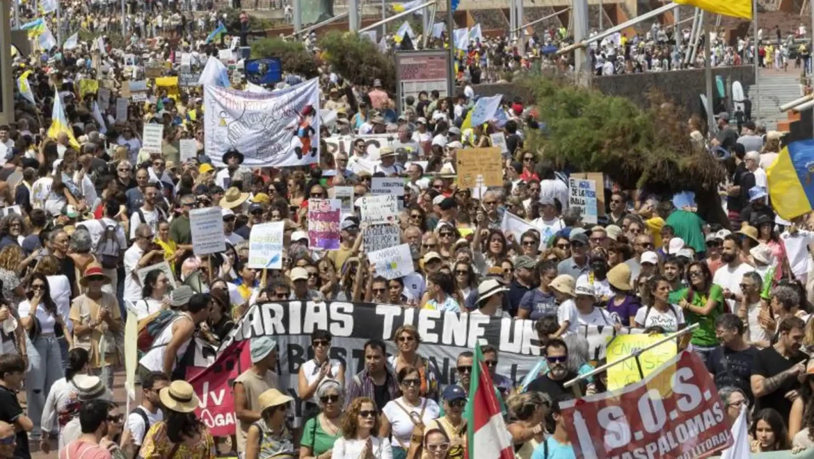 Canarias se echa a la calle para protestar contra el turismo en masa