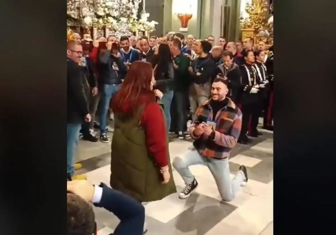 La emotiva pedida de matrimonio frente a Nuestro Padre Jesús Resucitado de Cartagena tras la suspensión de la procesión