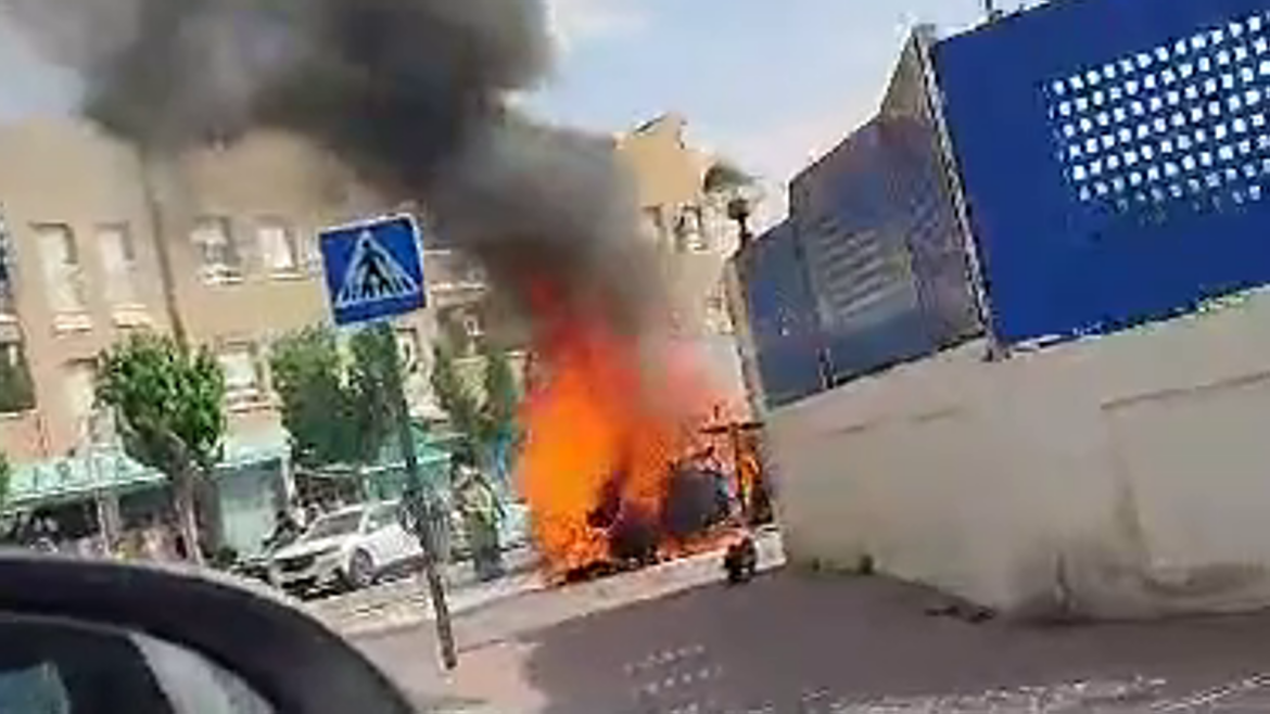 Arde un coche en la puerta del Cash Europa en Murcia