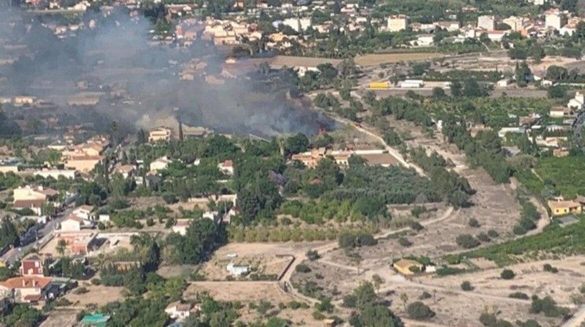 Un incendio alarma a decenas de vecinos por la cercanía de las llamas a unas casas en Murcia