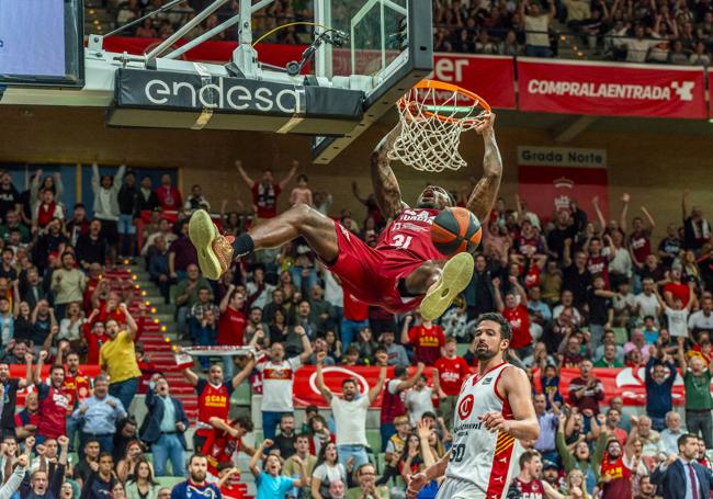 Dylan Ennis se cuelga del aro al encestar.