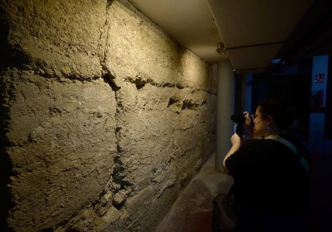Base de los muros de los baños, en el garaje del edificio donde se encuentra el estudio de Guerao.