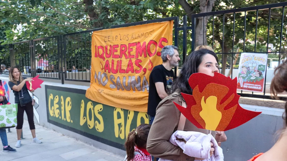 Concentración de docentes y padres por el calor en las aulas en Murcia