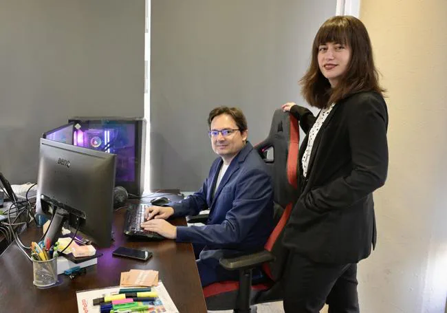 Samuel Parra y Mara Palomino, en las oficinas de ePrivacidad.