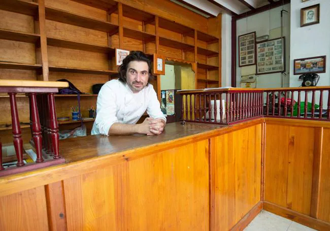 Samuel Ruiz se apoya en el antiguo mostrador de la antigua tienda.
