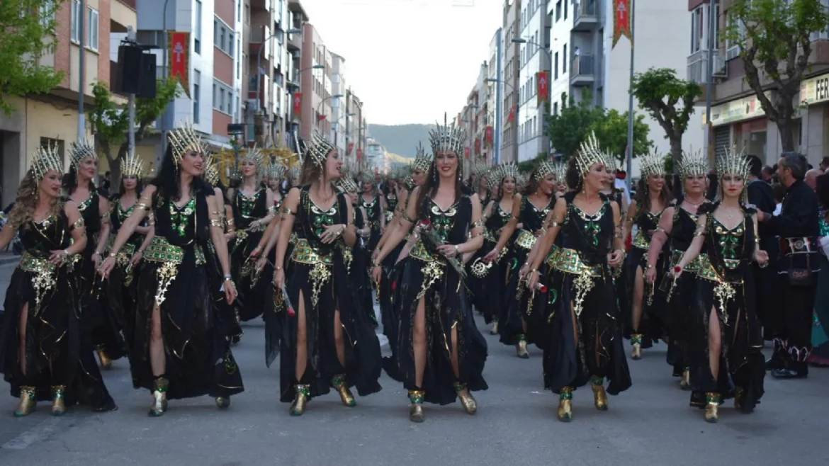 Moros y Cristianos recrean la historia medieval de Caravaca