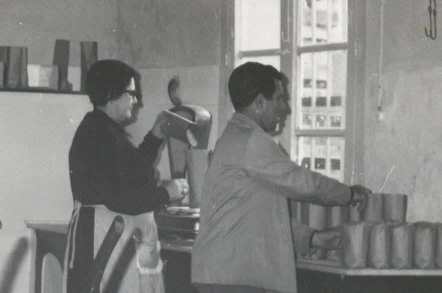 Otros tiempos. Una mujer empaqueta muestras de sal en las instalaciones de la empresa arrendataria de la laguna.