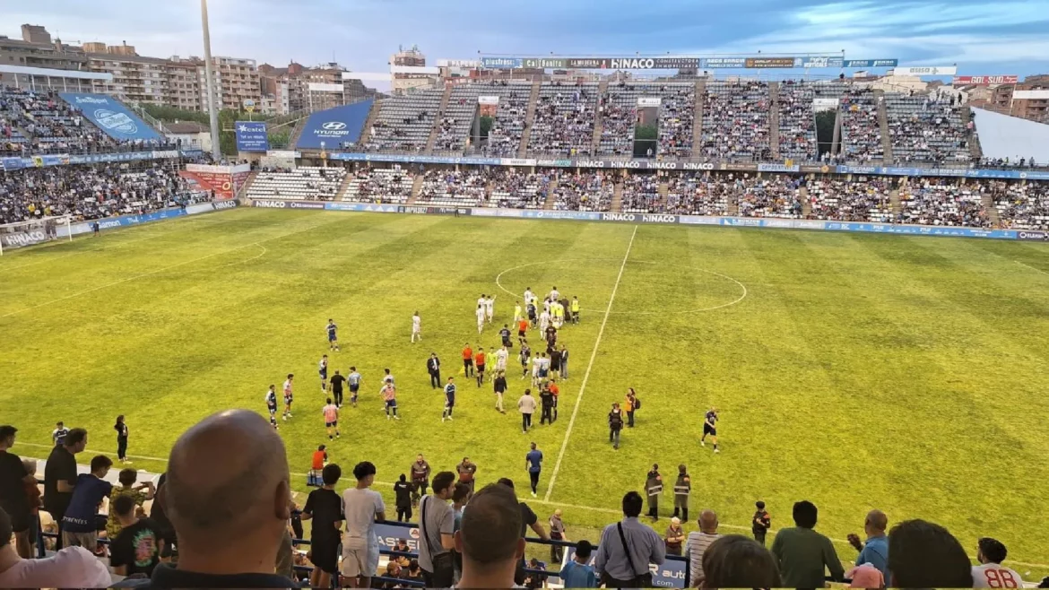 Un botellazo obliga a suspender el Lleida-Yeclano