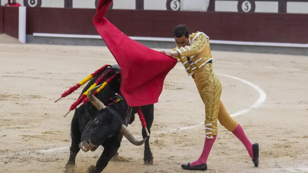 Ureña se estrella con dos toros imposibles en San Isidro