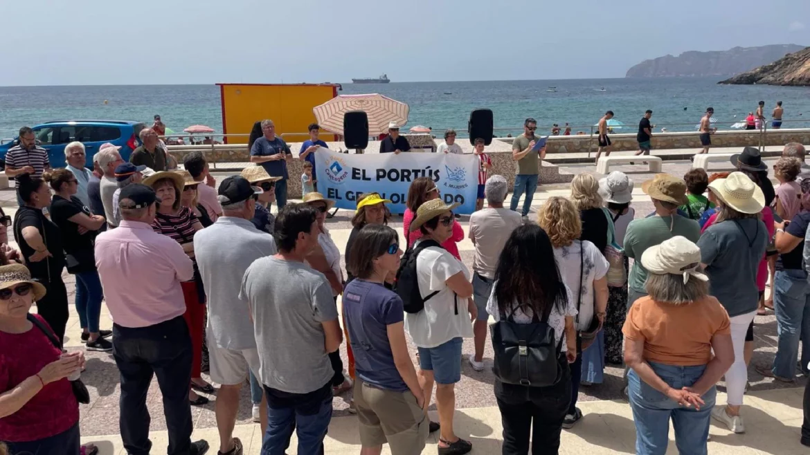 Vecinos de El Portús protestan por los desperfectos de la playa