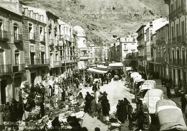 El Paseo, entonces «de Sagasta», lleno de mercaderes a principios del siglo pasado.