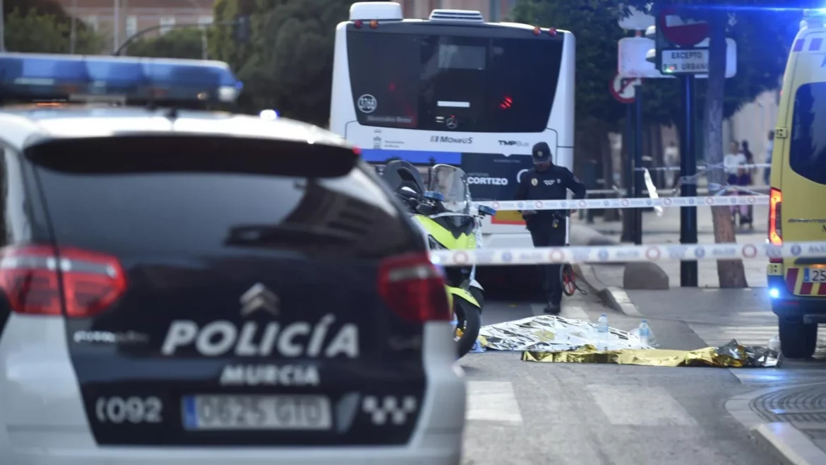 Un fallecido al ser atropellado por un autobús en el centro de Murcia