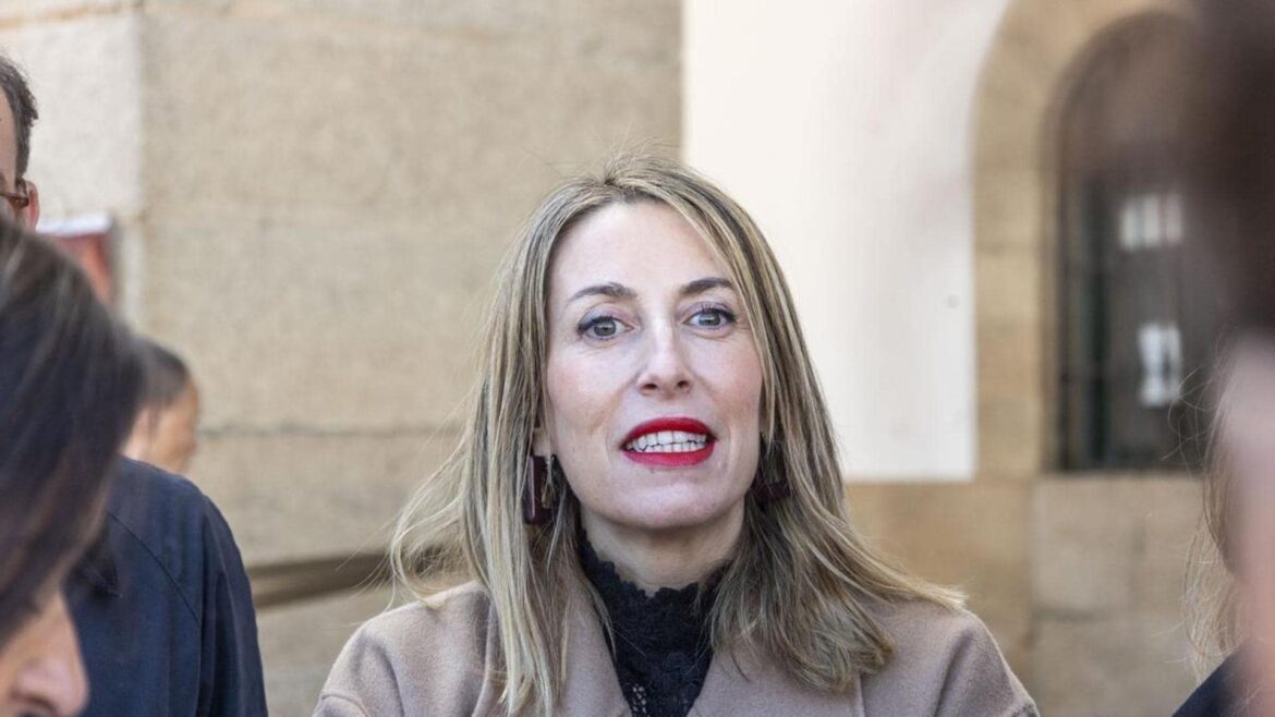 La presidenta de Extremadura, María Guardiola, ingresada en la UCI tras sufrir una sepsis