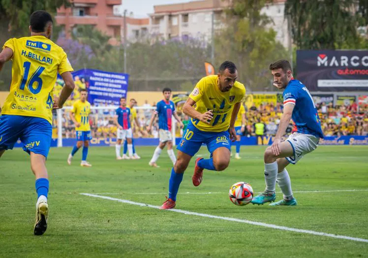De Las Cuevas se interna en el área para crear el pase del gol de Juanma que abrió el marcador (1-0).