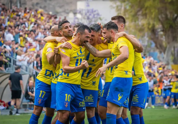 De Las Cuevas (con el puño cerrado), felicitado por sus compañeros tras marcar el 2-0.