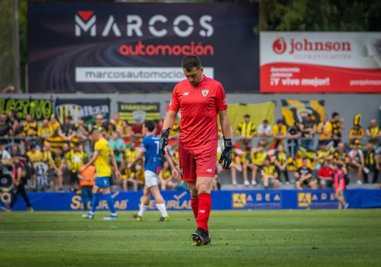 El veterano Jon Tena se retira cabizbajo por los tres goles que le marcó el Orihuela en Los Arcos.